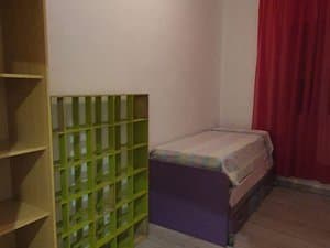 Dormitorio con estantería verde