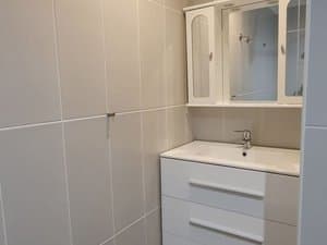 Baño con mueble de lavabo y espejo