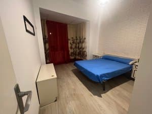 Dormitorio con cama y cortinas