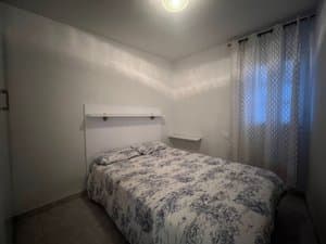 Dormitorio con cama de matrimonio
