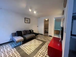 Salón con sofá y puertas a las habitaciones