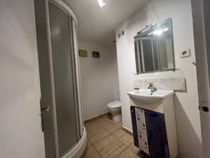 Baño con ducha y mueble de lavabo