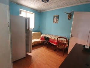 Comedor con mesa, sofá y frigorífico