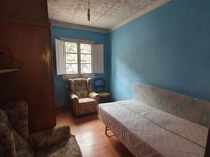 Dormitorio con sofá cama y butacas