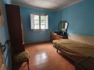 Dormitorio con cama y tocador