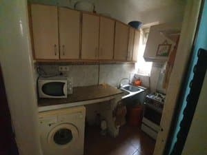 Cocina con lavadora y microondas
