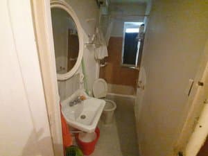 Baño con lavabo y espejo redondo