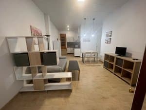 Salón amplio con estantería separadora