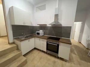 Cocina con placa, horno y campana