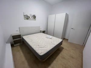 Dormitorio de matrimonio con armario blanco
