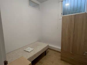 Dormitorio con cama individual y armario