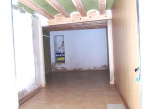 Interior del local con vigas