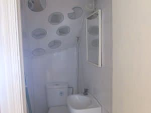 Aseo del local con inodoro y lavabo
