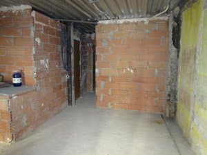 Estudio en obra con muros de ladrillo