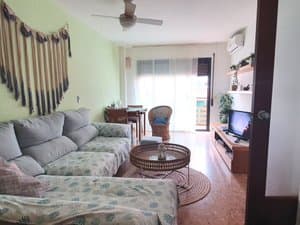 Salón con sofá y salida a la terraza