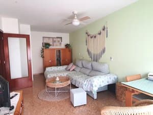 Salón con mueble de madera y sofá