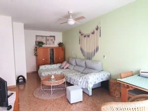 Salón comedor con sofá y aparador