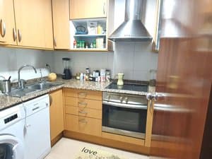 Cocina con horno, campana y lavadora