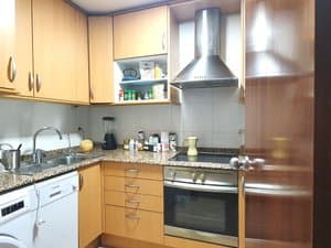 Cocina en L con encimera de granito