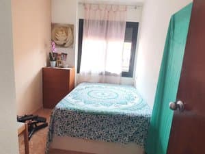 Dormitorio con cama de matrimonio y ventana