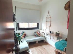 Dormitorio con sofá cama y plantas