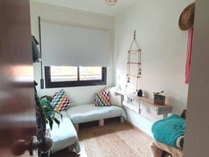 Dormitorio con sofá cama y ventana