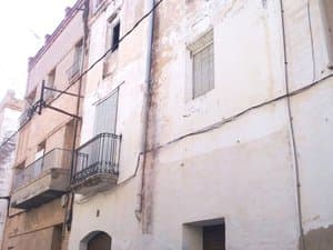 Fachada de la casa con balcones