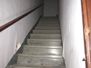 Escalera de piedra con pasamanos