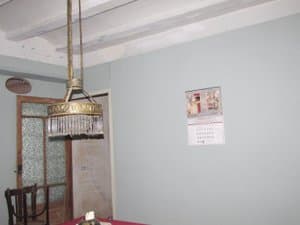 Estancia con lámpara y puertas