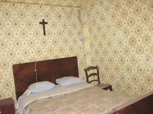 Dormitorio con cama y papel pintado