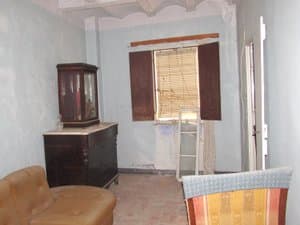 Salón con aparador y butacas
