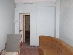 Salón con sofá y puerta