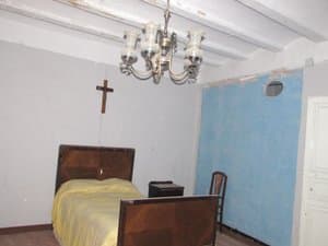 Dormitorio con cama y lámpara de araña
