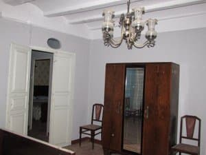 Dormitorio con armario de espejo
