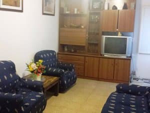 Comedor con butacas azules y mueble de madera
