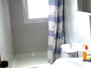 Baño con ducha y lavabo