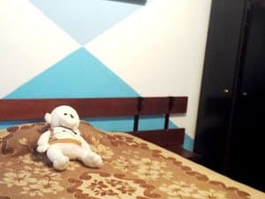 Dormitorio con cama y armario oscuro