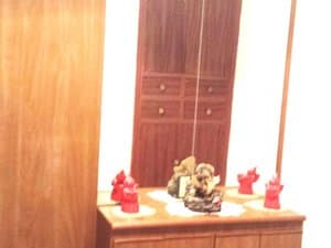 Mueble auxiliar con figuras