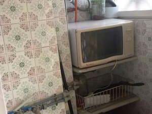 Galería con microondas y estante