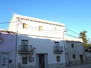 Fachada de la casa con balcones de forja