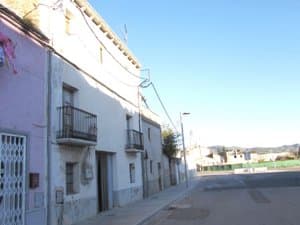 Calle con la fachada y los balcones