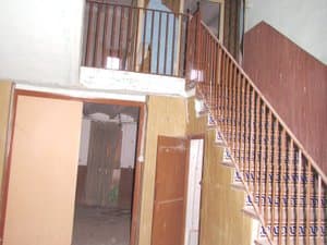 Recibidor con escalera de madera