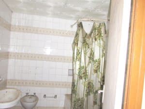 Baño con lavabo, bidé y cortina