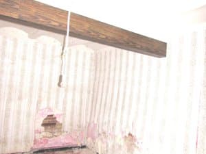 Estancia con viga de madera y papel pintado