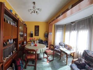 Salón comedor con mesa redonda y mirador