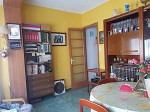 Salón con estanterías y puerta