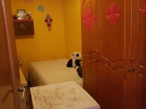 Dormitorio con cama y armario