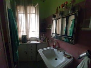 Baño con lavabo y ventana