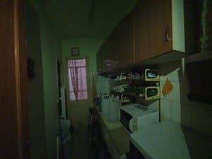 Cocina alargada con ventana