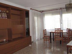 Salón con mueble de madera y mesa redonda
